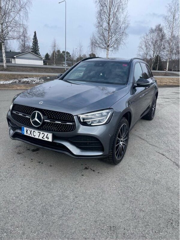Grå Begagnad 2022 Mercedes GLC300e AMG line SUV | 501 500 kr (Marknadspris) - Bild 1/4
