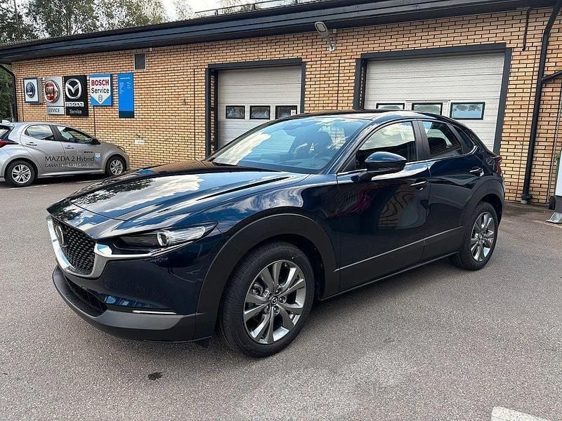 Blå Ny 2025 Mazda CX-30 SUV | 352 500 kr (Marknadspris) - Bild 1/4