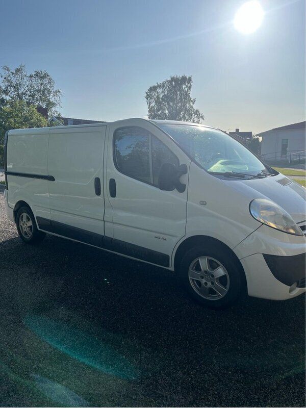 Vit Begagnad 2012 Nissan Primastar Minibuss | 67 000 kr (Marknadspris) - Bild 1/4