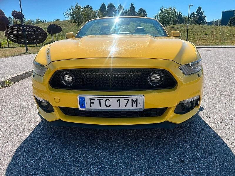 Gul Begagnad 2016 Ford Mustang Convertible Cab | 229 000 kr (Marknadspris) - Bild 1/4