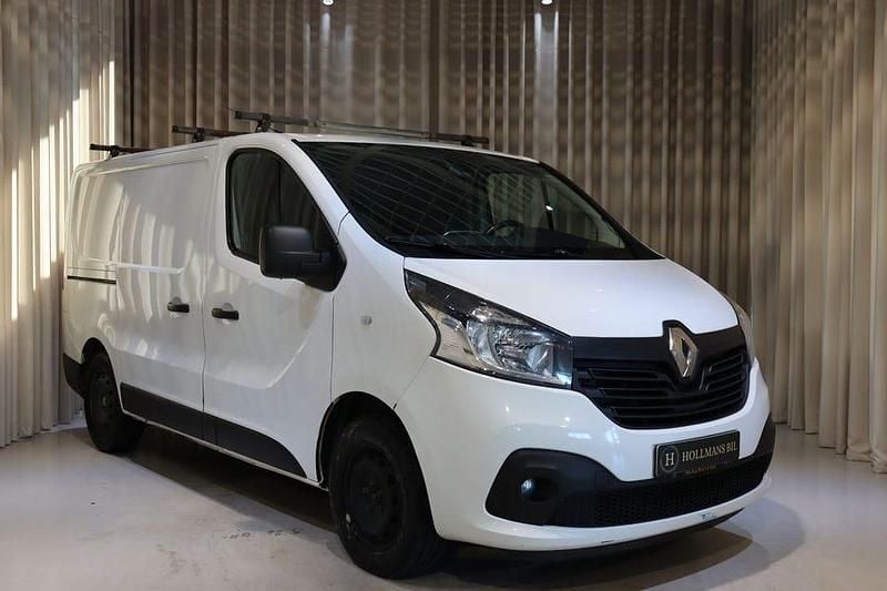 Vit (vit metallic) Begagnad 2018 Renault Trafic Minibuss | 89 900 kr (Superpris) - Bild 1/4