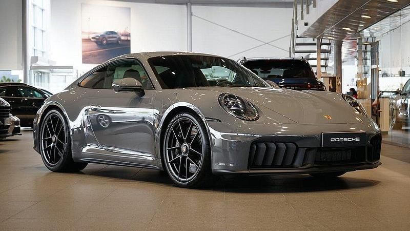 Grå Begagnad 2025 Porsche 992 Sportkupé | 1 995 000 kr - Bild 1/4