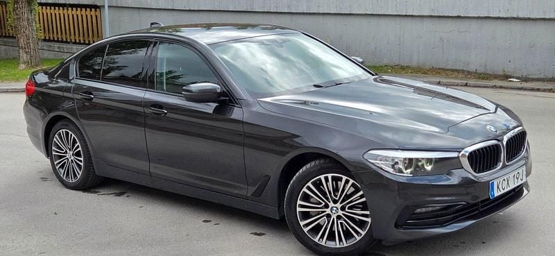 Grå Begagnad 2020 BMW 530e Sport Line Sedan | 299 700 kr (Bra pris) - Bild 1/4