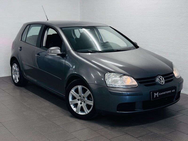 Mörkgrå (grå) Begagnad 2008 VW Golf VI Trendline Halvkombi | 34 900 kr (Marknadspris) - Bild 1/4