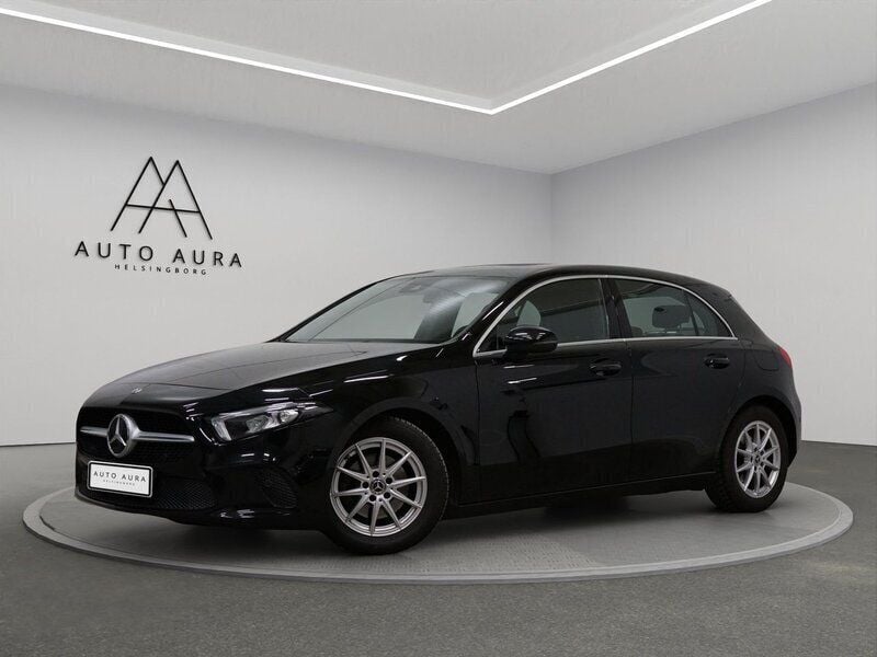 Svart Begagnad 2019 Mercedes A180 Halvkombi | 229 000 kr (Marknadspris) - Bild 1/4