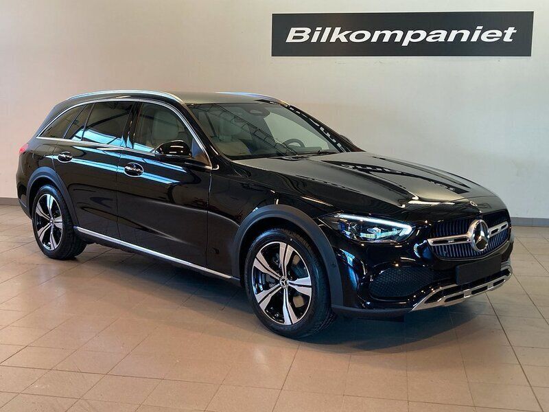 Svart Ny 2025 Mercedes C220 Kombi | 612 550 kr (Marknadspris) - Bild 1/4