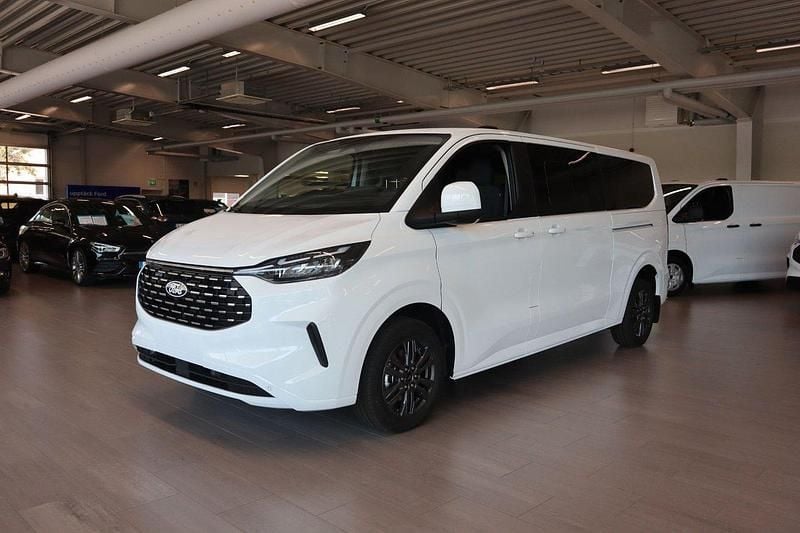 Vit Ny 2025 Ford Tourneo Custom Titanium Minibuss | 699 767 kr - Bild 1/4