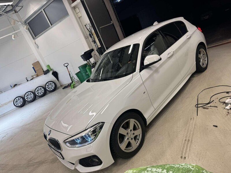 Vit Begagnad 2016 BMW 120 M Sport Halvkombi | 203 000 kr - Bild 1/4