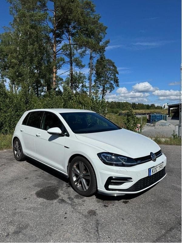 Vit Begagnad 2020 VW Golf VII R-line Halvkombi | 209 000 kr (Marknadspris) - Bild 1/4