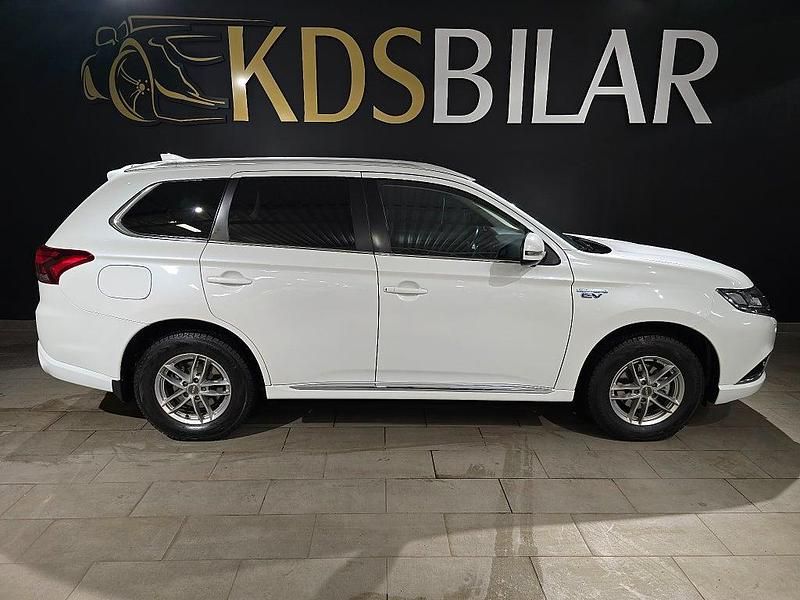 Begagnad Mitsubishi Outlander P-HEV 121 HK (88 kW) 2015 Vit SUV