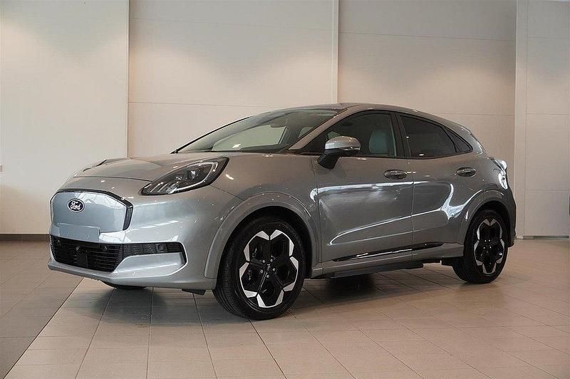 Grå (solar silver metallic) Ny 2025 Ford Puma Gen-E Premium SUV | 417 000 kr - Bild 1/4