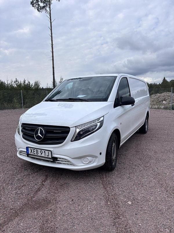Vit Begagnad 2022 Mercedes Vito Minibuss | 300 000 kr (Superpris) - Bild 1/4