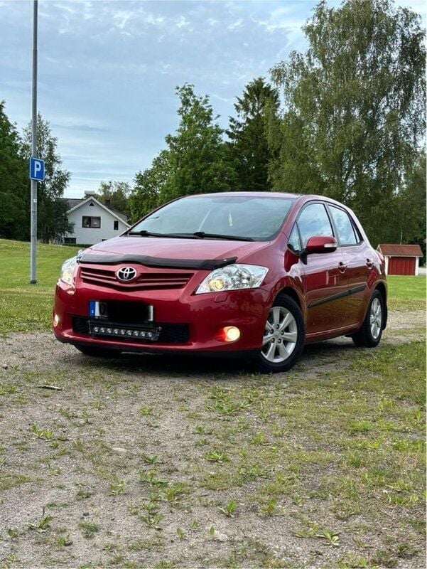 Röd Begagnad 2011 Toyota Auris Plus Halvkombi | 55 000 kr (Marknadspris) - Bild 1/4