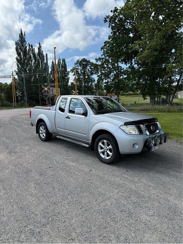 Silver Begagnad 2010 Nissan Navara Pickup | 75 000 kr (Marknadspris) - Bild 1/4