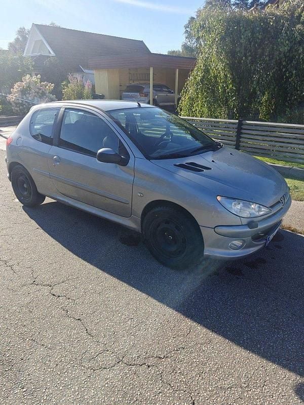 Grå Begagnad 2005 Peugeot 206 Halvkombi | 11 000 kr (Marknadspris) - Bild 1/4