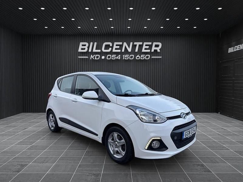 Vit Begagnad 2016 Hyundai i10 Premium Halvkombi | 79 900 kr (Marknadspris) - Bild 1/4