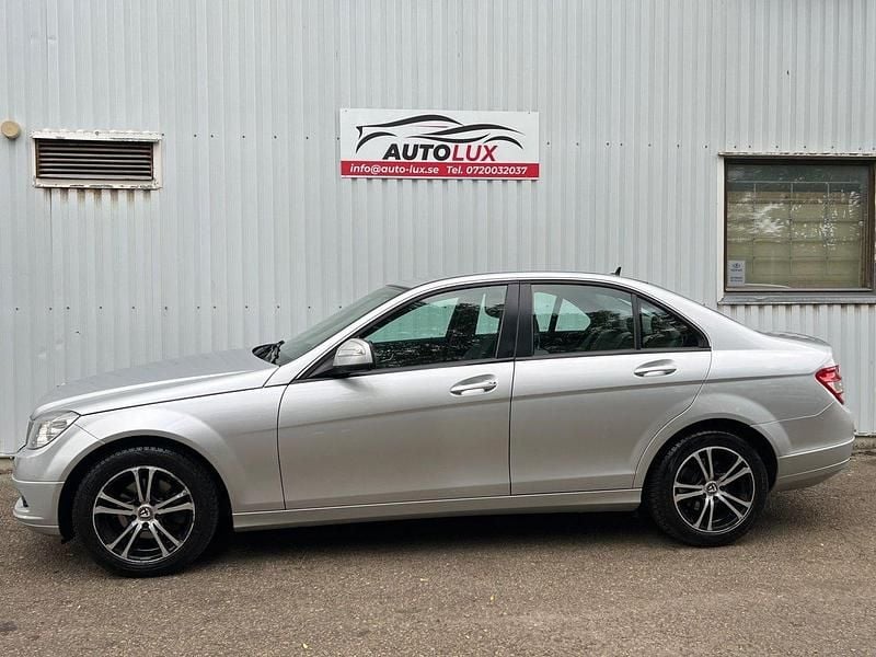 Silver Begagnad 2008 Mercedes C180 Sedan | 69 900 kr (Marknadspris) - Bild 1/4