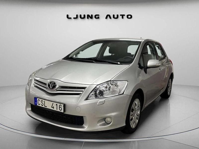 Silver Begagnad 2010 Toyota Auris Plus Halvkombi | 69 800 kr (Marknadspris) - Bild 1/4