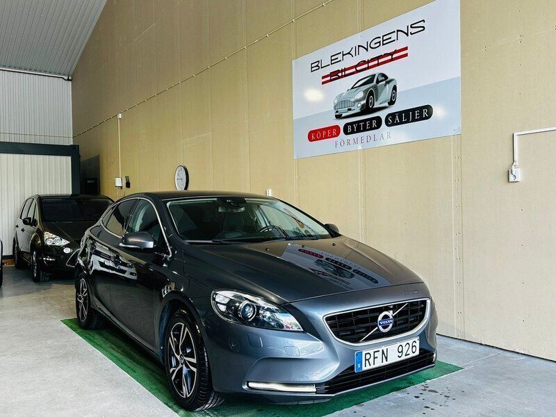 Grå Begagnad 2012 Volvo V40 Momentum Kombi | 99 900 kr (Marknadspris) - Bild 1/4