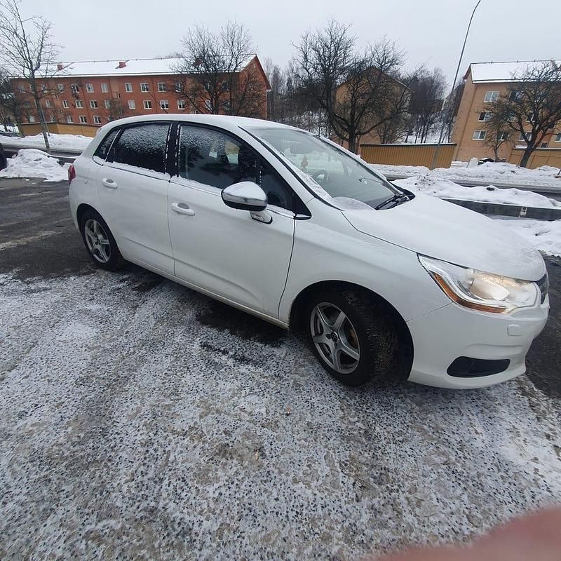 Begagnad Citroën C4 84 HK (61 kW) 2015 Pärlvit