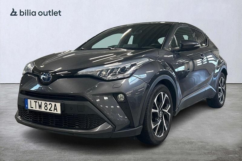 Mörkgrå (grå) Begagnad 2020 Toyota C-HR+ Edition SUV | 229 900 kr (Marknadspris) - Bild 1/4
