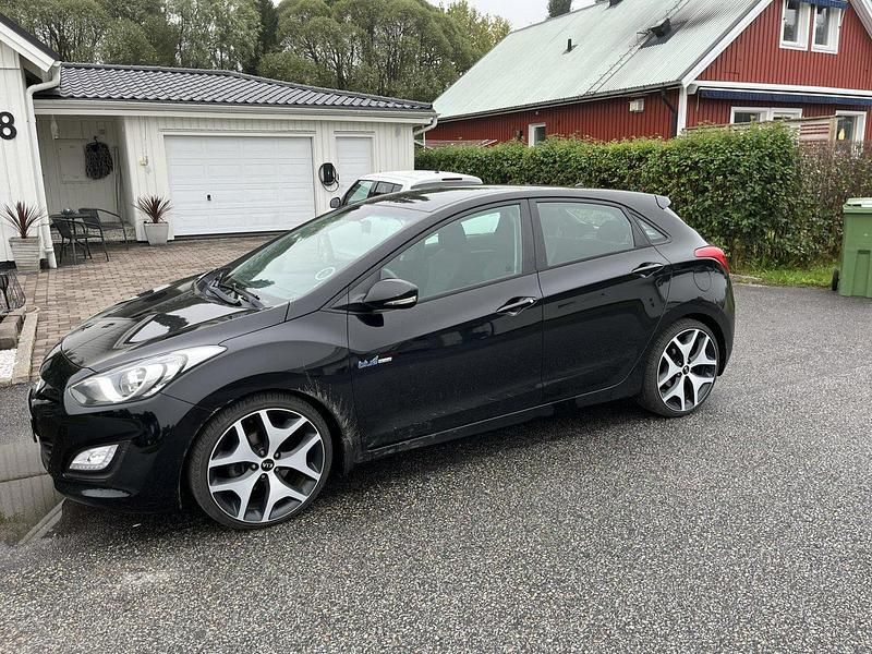 Svart Begagnad 2014 Hyundai i30 Halvkombi | 85 000 kr (Lite dyr) - Bild 1/4