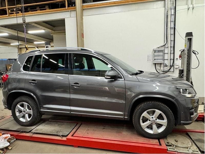 Begagnad VW Tiguan R-line 160 HK (117 kW) 2014 Grå SUV