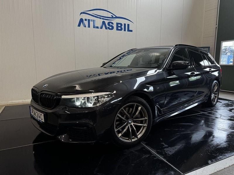 Grå Begagnad 2019 BMW 520 M Sport Kombi | 239 900 kr (Marknadspris) - Bild 1/4