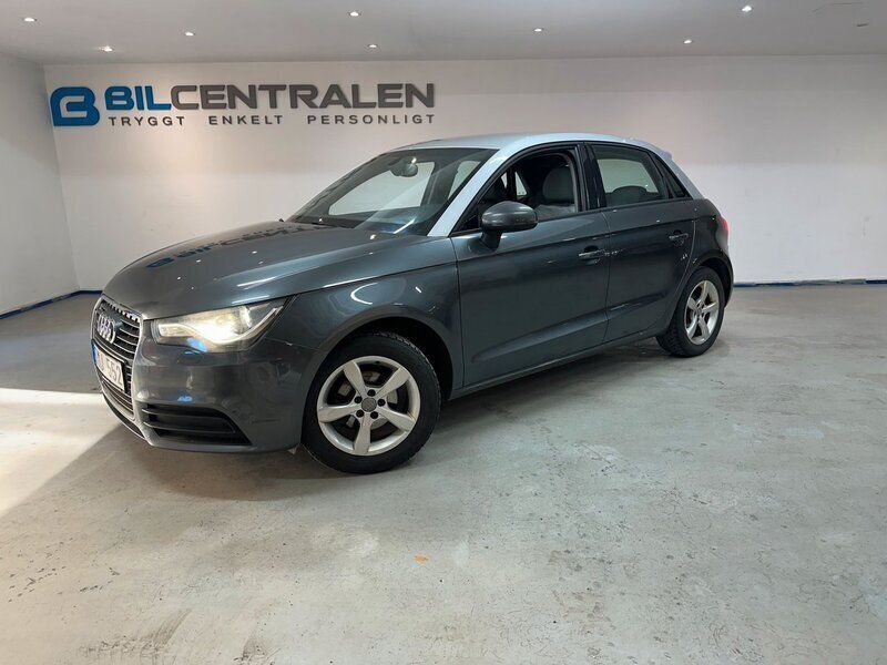 Grå Begagnad 2013 Audi A1 Sportback Sport Halvkombi | 89 900 kr (Marknadspris) - Bild 1/3