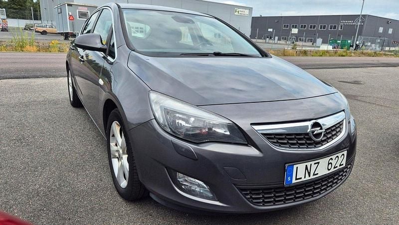 Grå Begagnad 2010 Opel Astra Enjoy Halvkombi | 59 900 kr (Marknadspris) - Bild 1/4