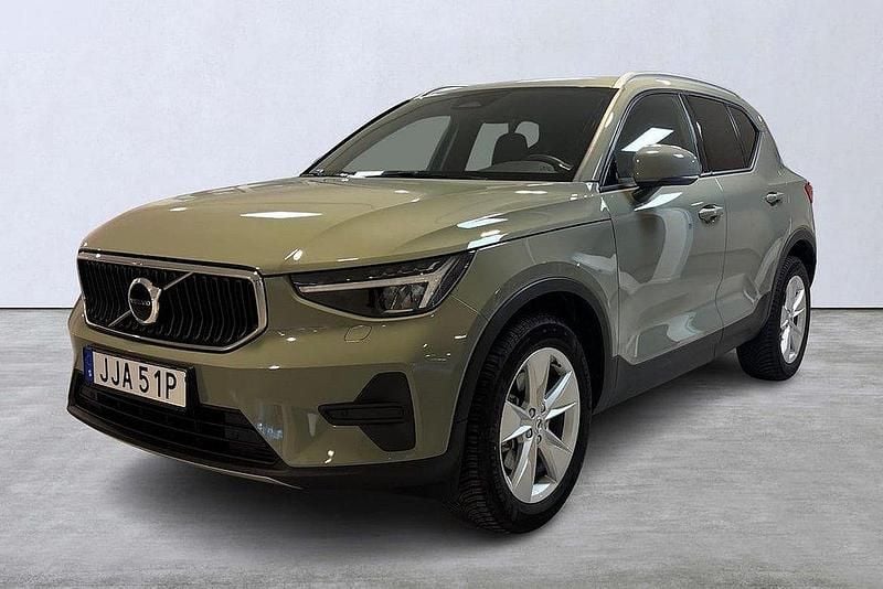 Grön Begagnad 2023 Volvo XC40 Core SUV | 349 900 kr (Marknadspris) - Bild 1/4