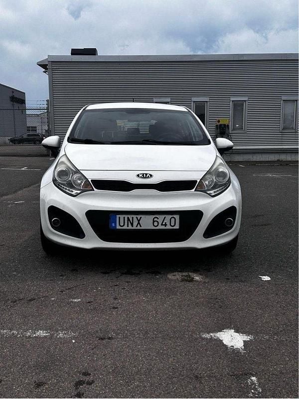 Vit Begagnad 2012 Kia Rio Halvkombi | 59 900 kr (Marknadspris) - Bild 1/4