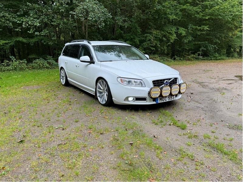 Vit Begagnad 2013 Volvo V70 Kombi | 115 000 kr (Dyr) - Bild 1/4