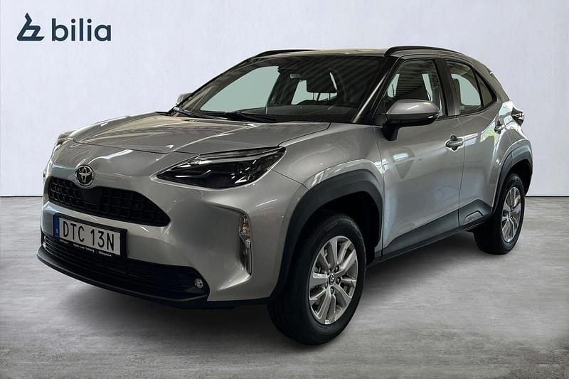 Silver Ny 2025 Toyota Yaris Cross Active SUV | 299 900 kr (Marknadspris) - Bild 1/4