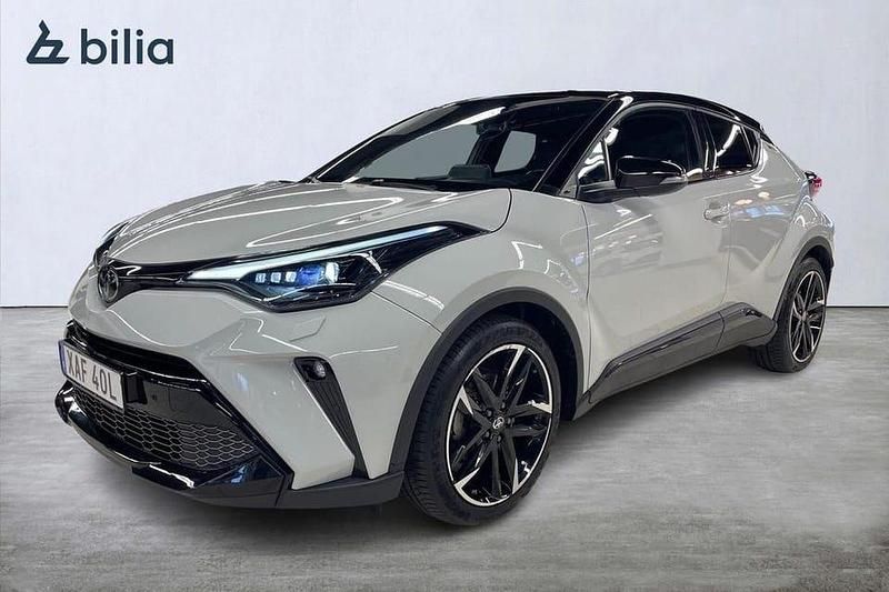 Grå Begagnad 2022 Toyota C-HR Sport SUV | 289 900 kr (Marknadspris) - Bild 1/3