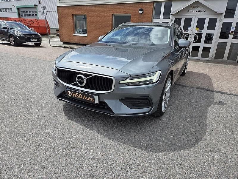 Grå Begagnad 2018 Volvo V60 Momentum Kombi | 255 900 kr (Marknadspris) - Bild 1/4