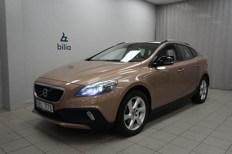Brun Begagnad 2014 Volvo V40 CC Business Edition Kombi | 139 900 kr (Marknadspris) - Bild 1/3