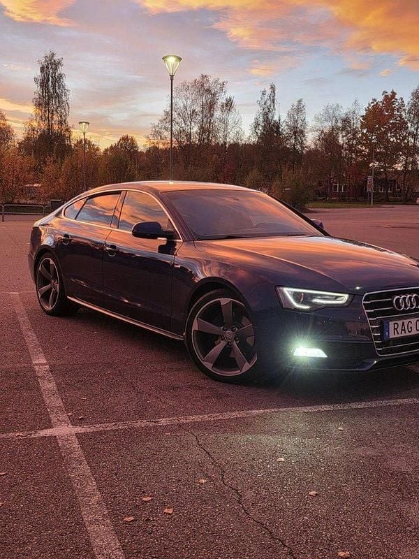 Blå Begagnad 2016 Audi A5 Sportback Sport Halvkombi | 144 900 kr (Marknadspris) - Bild 1/4