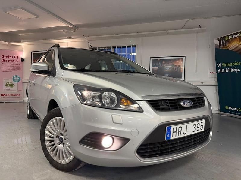 Grå Begagnad 2008 Ford Focus Titanium Kombi | 44 900 kr (Marknadspris) - Bild 1/4