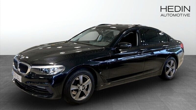 Svart (black) Begagnad 2019 BMW 530e iPerformance Sedan | 234 900 kr - Bild 1/4