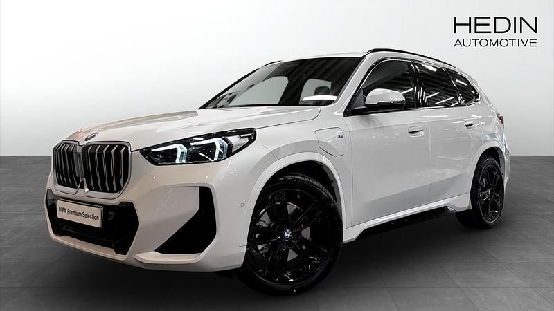 Begagnad 2025 BMW X1 Comfort Edition SUV | 548 700 kr (Lite dyr) - Bild 1/4