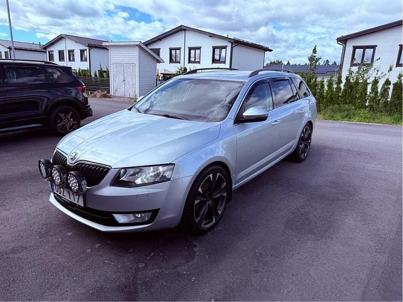Silver Begagnad 2017 Skoda Octavia Ambition Kombi | 100 000 kr (Bra pris) - Bild 1/4