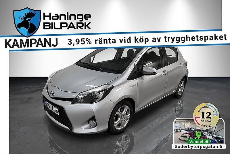 Silver Begagnad 2013 Toyota Yaris Hybrid Active Halvkombi | 109 995 kr (Marknadspris) - Bild 1/2