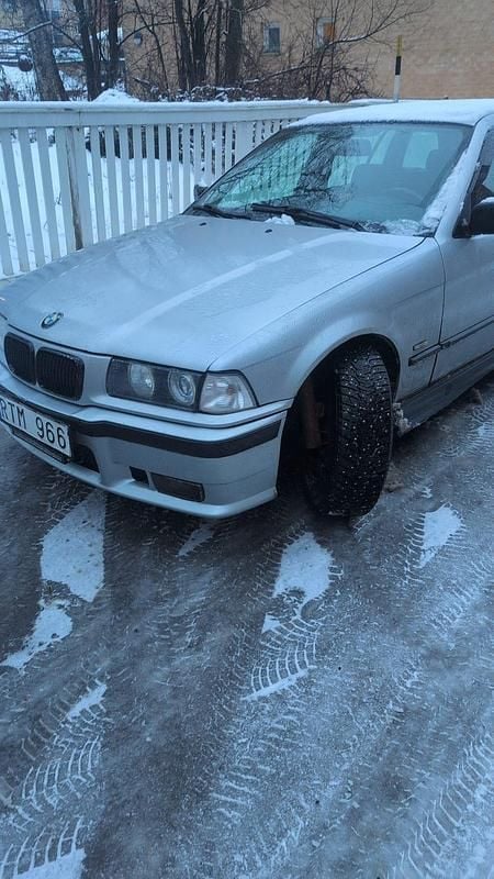 Begagnad 1998 BMW 318 Kombi | 30 500 kr (Bra pris) - Bild 1/4