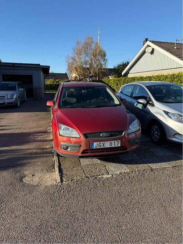 Röd Begagnad 2007 Ford Focus Halvkombi | 12 000 kr (Bra pris) - Bild 1/4