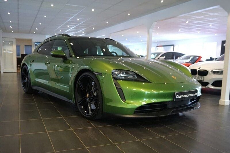 Grön Begagnad 2023 Porsche Taycan 4S Sport Turismo Sedan | 849 900 kr (Marknadspris) - Bild 1/4