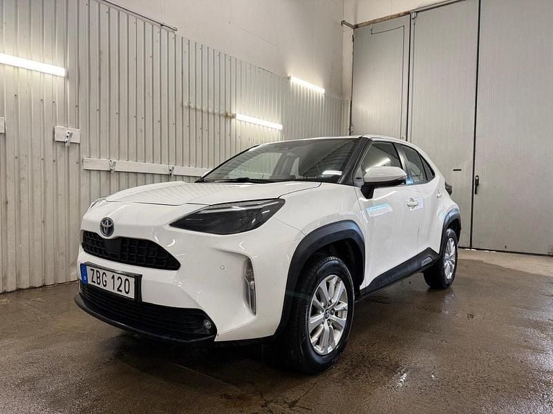 Vit Begagnad 2022 Toyota Yaris Cross Active SUV | 234 900 kr (Marknadspris) - Bild 1/4