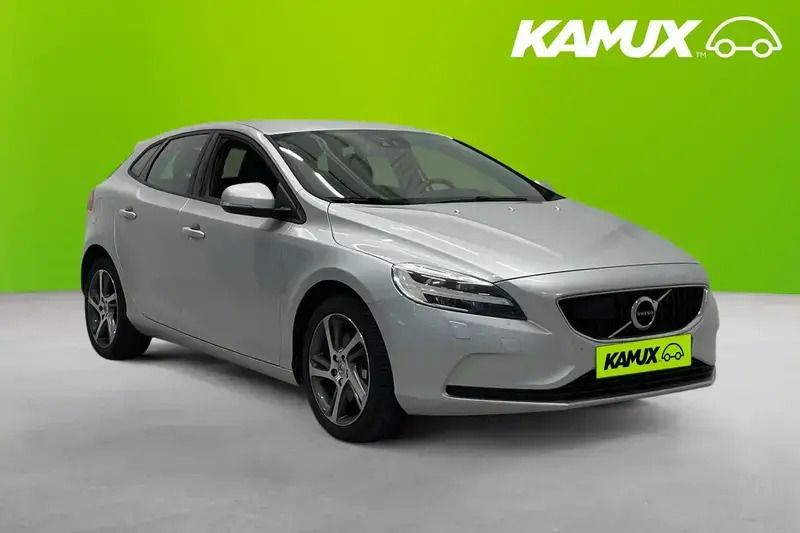 Silver/grå Begagnad 2017 Volvo V40 Momentum Kombi | 187 900 kr (Marknadspris) - Bild 1/3