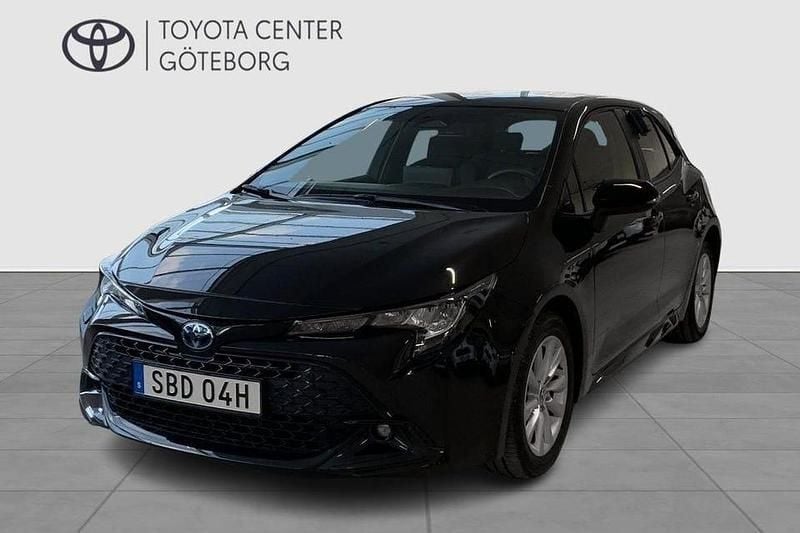 Begagnad Toyota Corolla Hybrid Active 141 HK (103 kW) 2025 Svart Halvkombi
