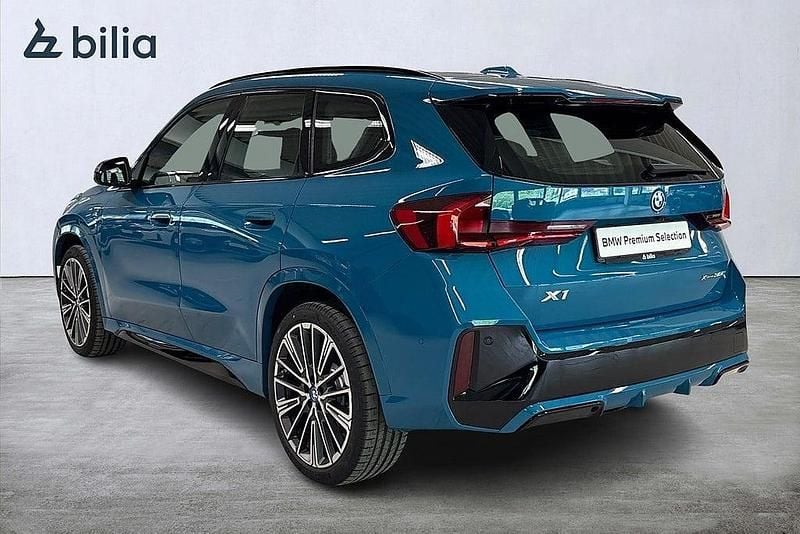 Begagnad BMW X1 M Sport 327 HK (240 kW) 2025 Blå (blue bay lagoon metallic ) SUV